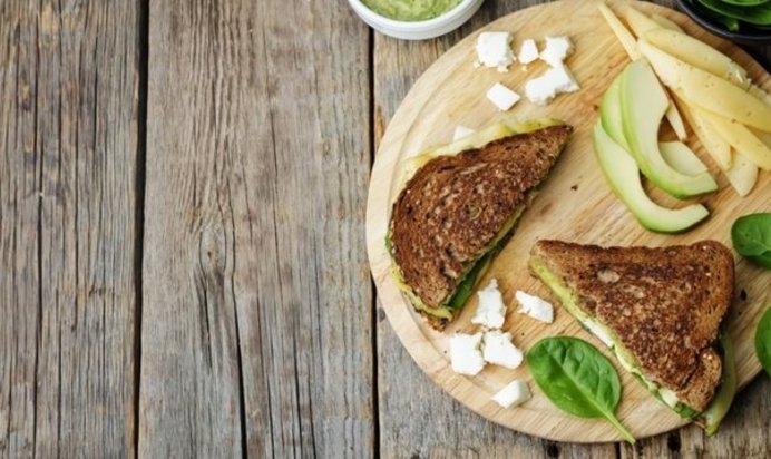 Сэндвич с авокадо и песто