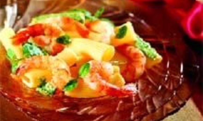 Салат из пасты с песто и королевскими креветками
