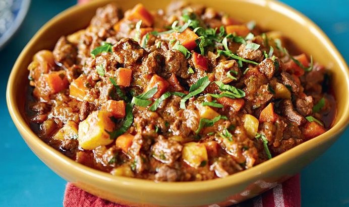 Телятина и овощи, тушенные с вином