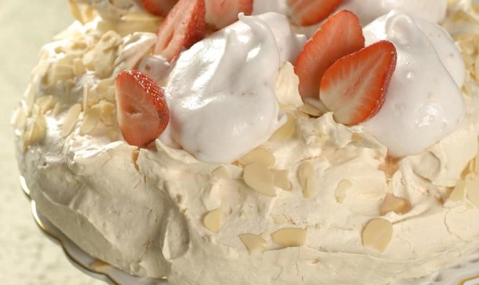 Торт Павлова с клубникой