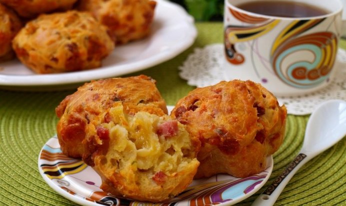 Закусочные маффины с колбасой и сыром