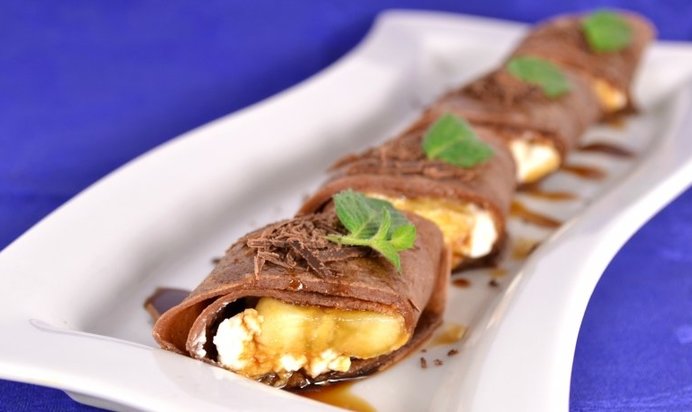 Шоколадные блинчики с творогом, бананом и кофейным сиропом