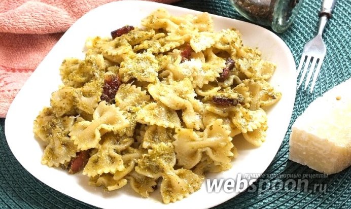 Фарфалле с соусом песто и беконом