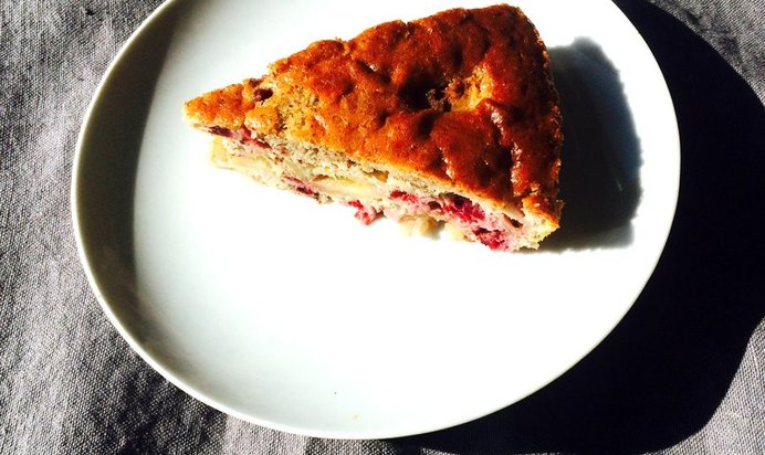 Шарлотка с антоновкой и брусникой без глютена