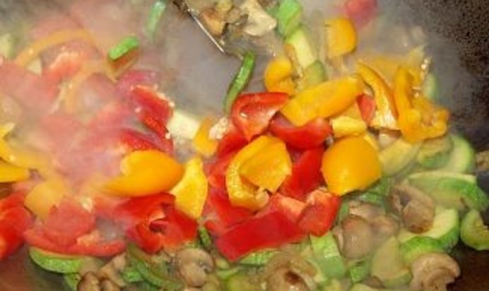 Овощи и грибы в воке
