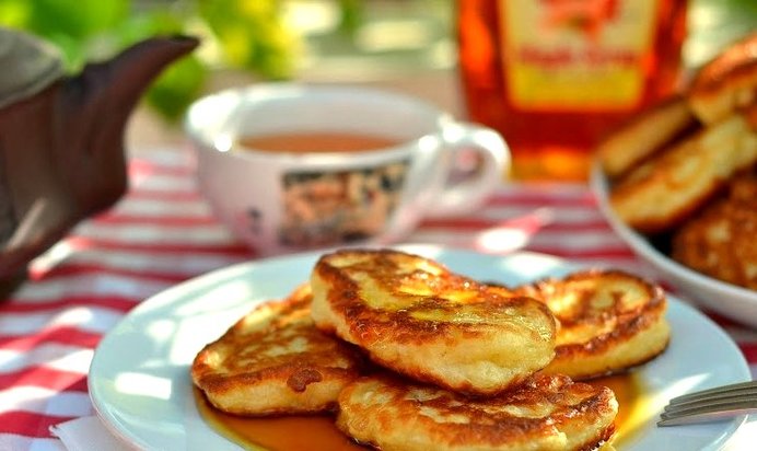 Дрожжевые оладьи с яблоками