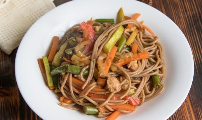 Гречневая лапша с овощами и курицей