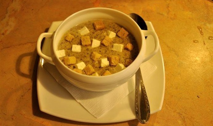 Крем-суп из шампиньонов на курином бульоне