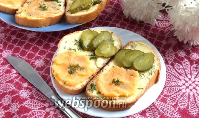 Бутерброды с икрой мойвы и горчичным маслом