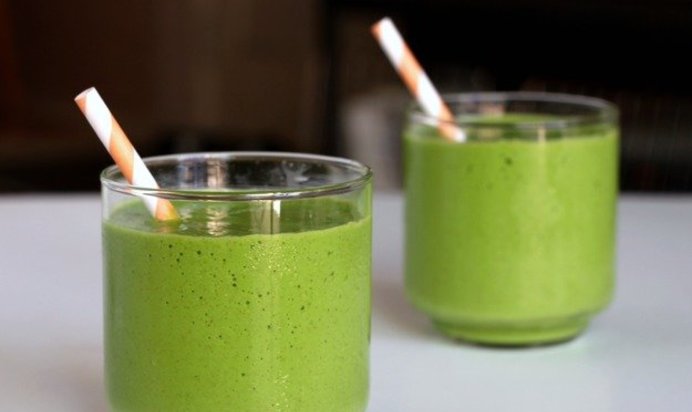 Зеленый смузи с яблоком, авокадо и шпинатом
