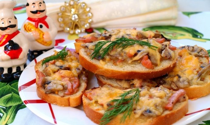 Бутерброды с шампиньонами и колбасой в духовке