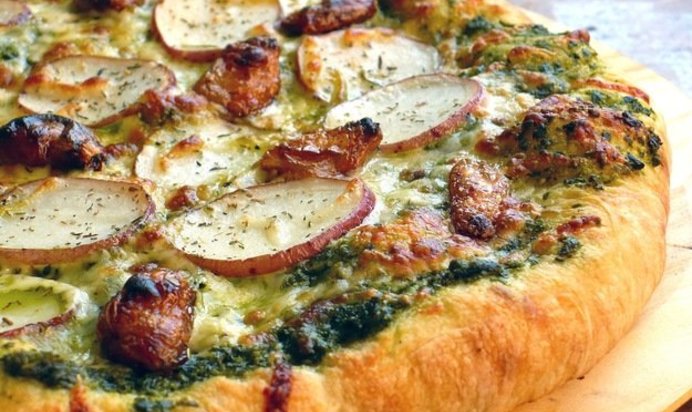 Быстрая пицца с картофелем и соусом песто