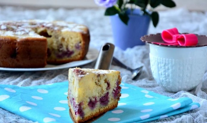 Шарлотка с малиной из мультиварки