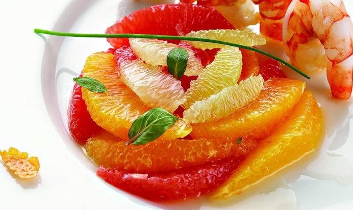 Креветки, припущенные в ароматном бульоне с цитрусовой палитрой