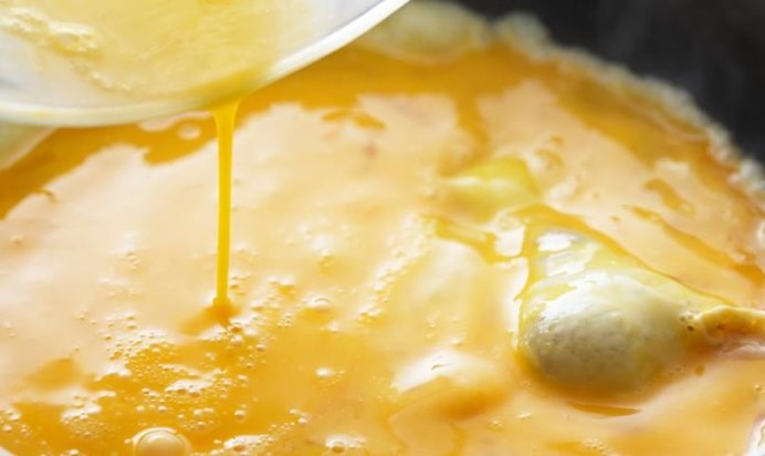 Омлеты-рулетики с песто и сыром