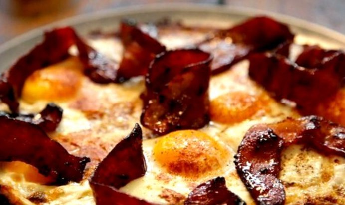 Яйца с беконом запеченные в хашбрауне