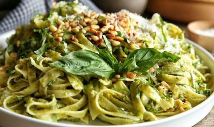 Феттучини с авокадо и соусом песто