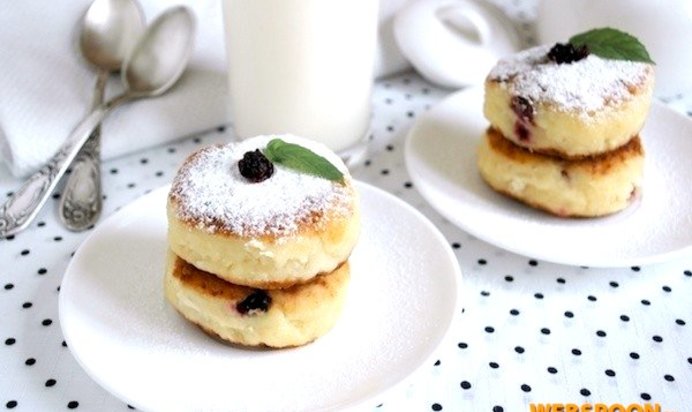 Сырники с манкой и вяленой вишней