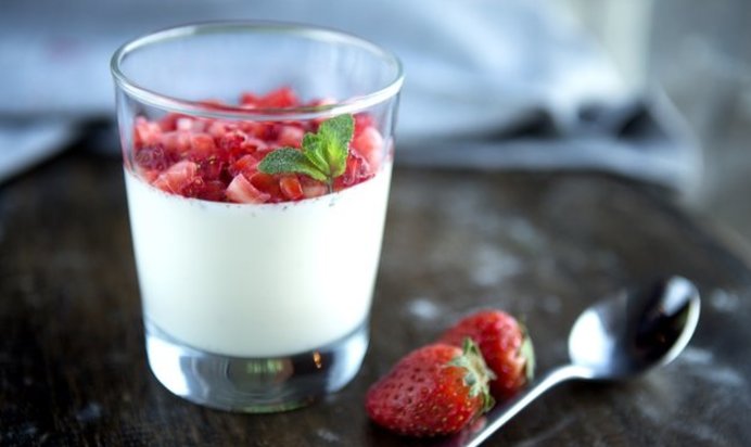 Паннакотта с тартаром из клубники