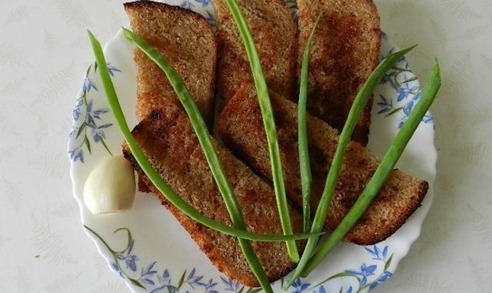 Чесночные гренки из черного хлеба с чесноком