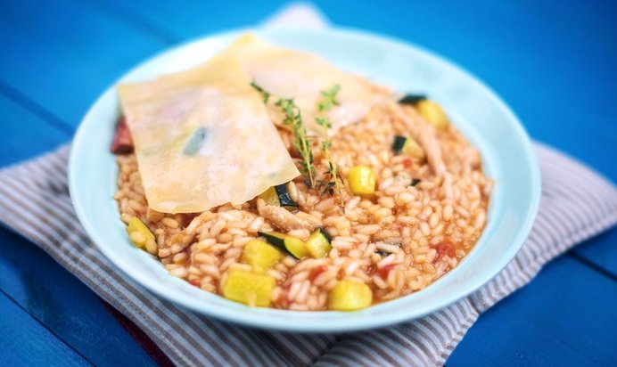 Розмариновое ризотто с испанским чоризо и курицей