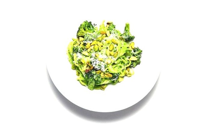 Спагетти с песто из фисташек и брокколи