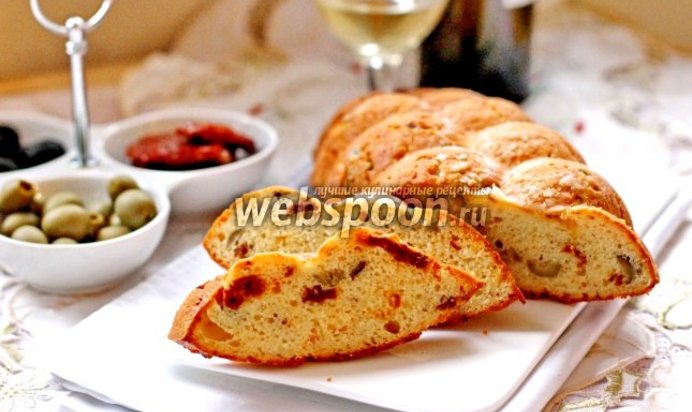 Закусочный кекс с вялеными томатами и оливками