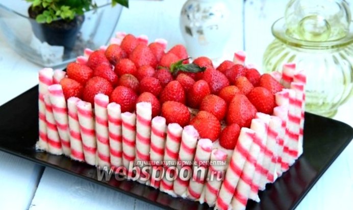 Клубничный торт с банановой прослойкой и вафельными трубочками