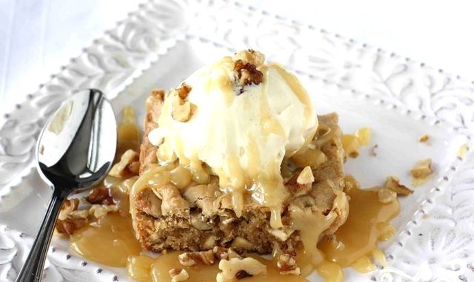 Ореховые пирожные со сливочным соусом