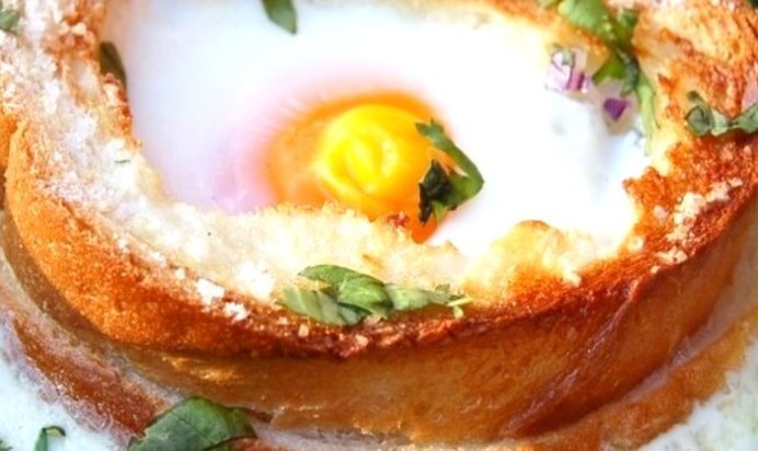 Яичница в хлебе в духовке