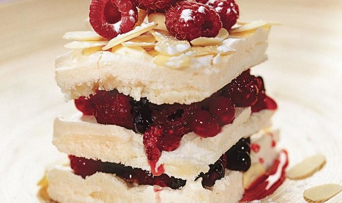 Миндальные пирожные с ягодами