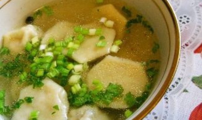 Пряный куриный бульон с пельменями