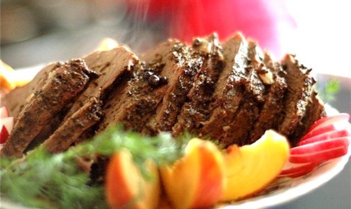 Тушеная говядина с красным вином и цедрой апельсина