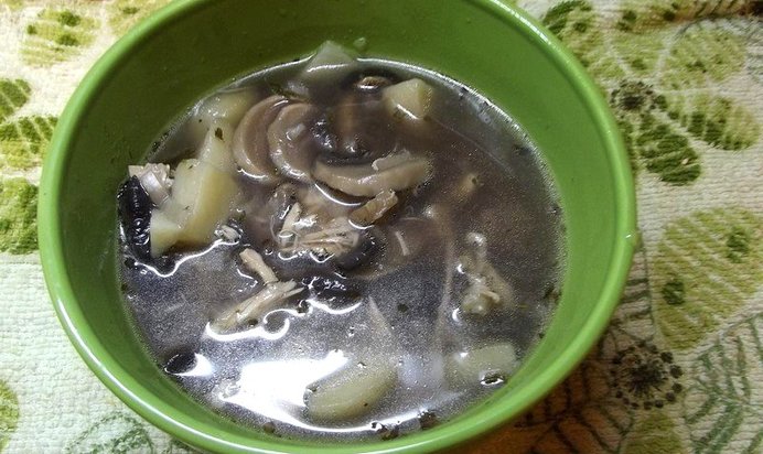 Суп с шампиньонами на курином бульоне