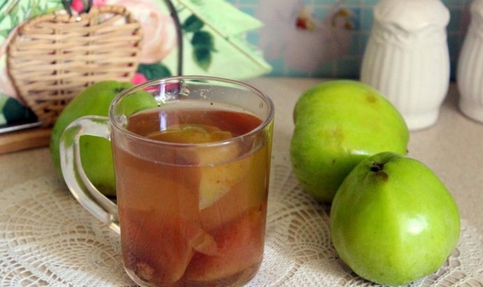 Компот из яблок и лесной клубники