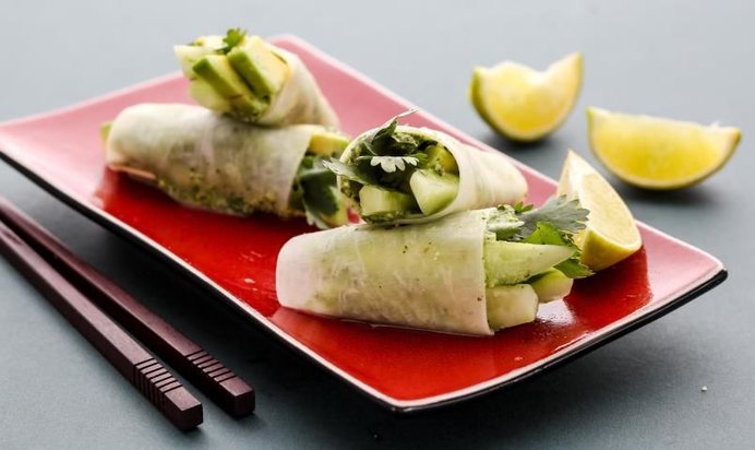 Роллы из дайкона с огурцом и авокадо