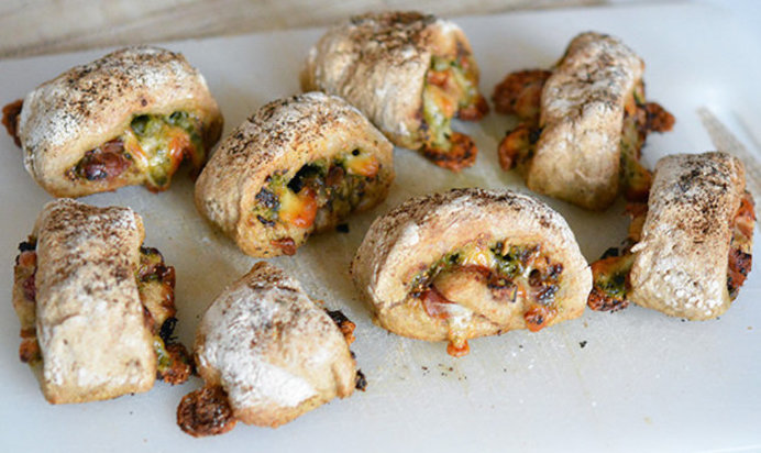 Рулетики с инжиром и соусом песто