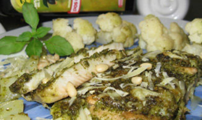 Филе рыбы, запеченное под соусом песто с цветной капустой