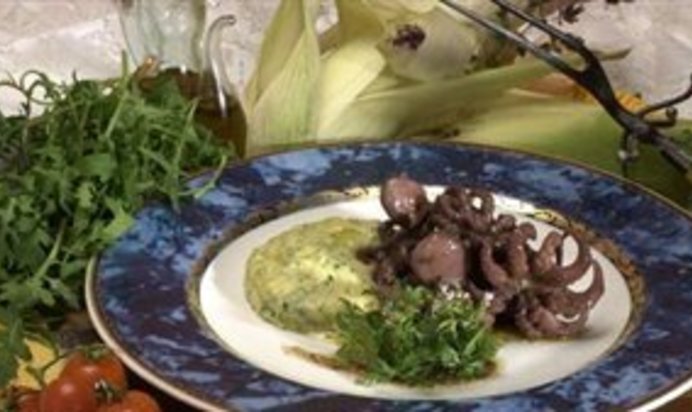 Завитой осьминог с песто из рукколы с полентой