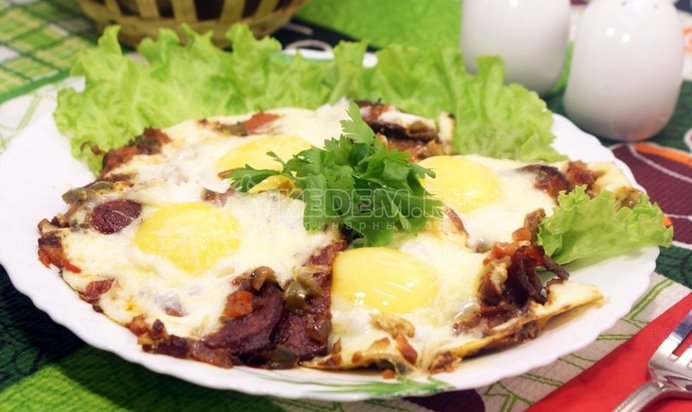 Яичница глазунья с помидорами и халапеньо