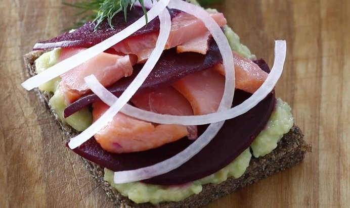 Бутерброды с лососем, свеклой и авокадо
