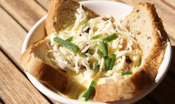 Яйцо, запеченное на хлебе