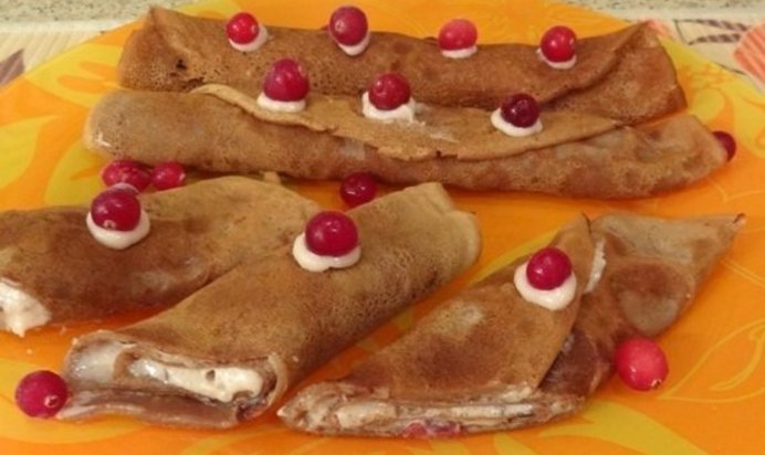 Шоколадные блинные рулетики с клюквенно-манным кремом
