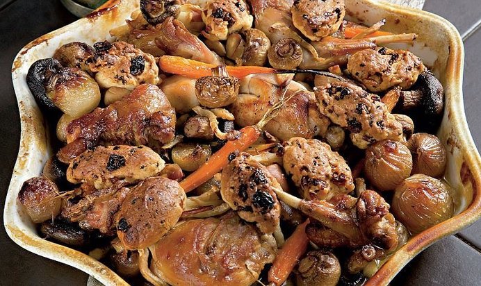 Рагу из кролика с клецками из изюма и душистым перцем