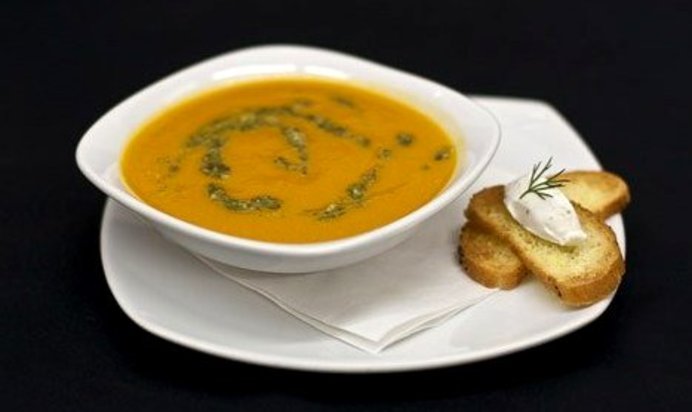 Морковный крем-суп с соусом песто