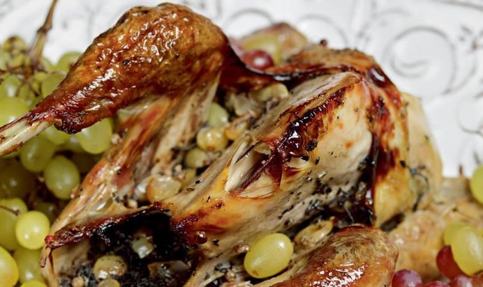Цесарка, запеченная с розмариновым маслом и виноградом