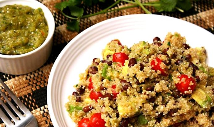 Салат с фасолью, квиноа и томатилло