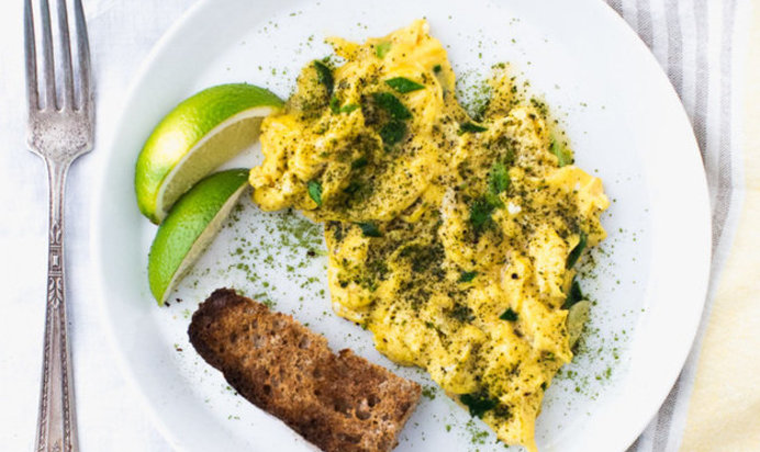 Яичница-болтунья с лаймом и маття