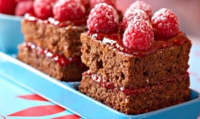 Лосось с имбирным бульоном, с грибами и лапшой Соба