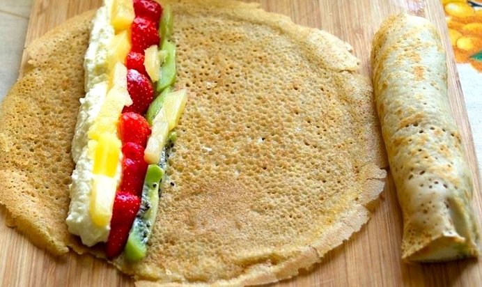 Легкие сладкие роллы с творожно-фруктовой начинкой